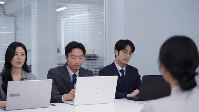사무실에서 진행되는 면접 현장
