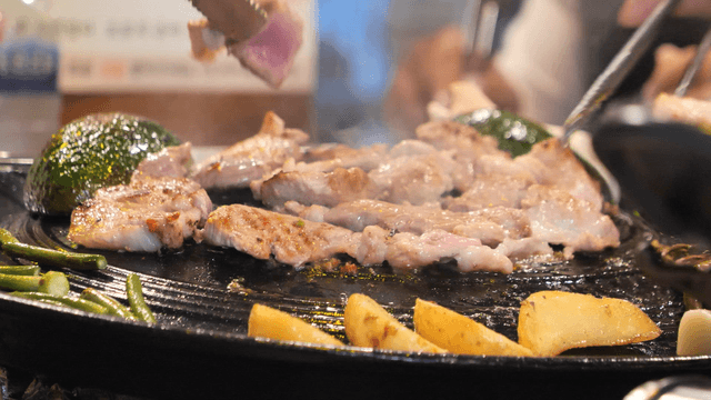 Grilling pork belly with vegetables
