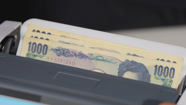 Counting machine processing yen bills