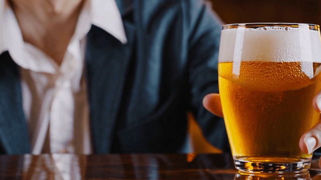 유리잔에 맥주를 붓는 장면
