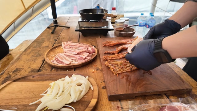 테이블 위에서 삼겹살과 김치 준비