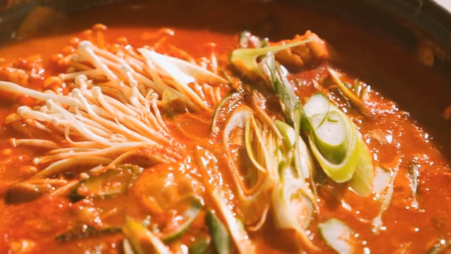 버섯이 들어간 김치찌개가 끓는 모습