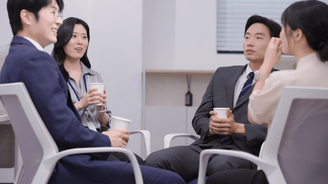 동료들이 커피를 마시며 대화하는 모습