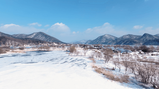 산과 함께 눈 덮인 풍경