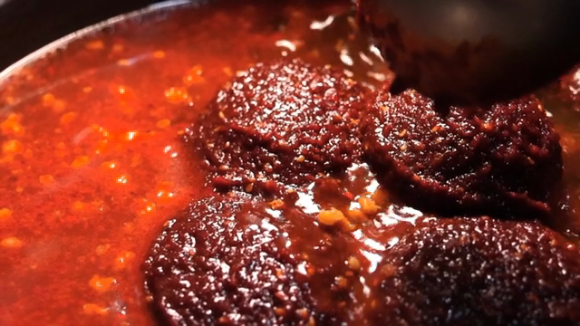 A scene of making sauce