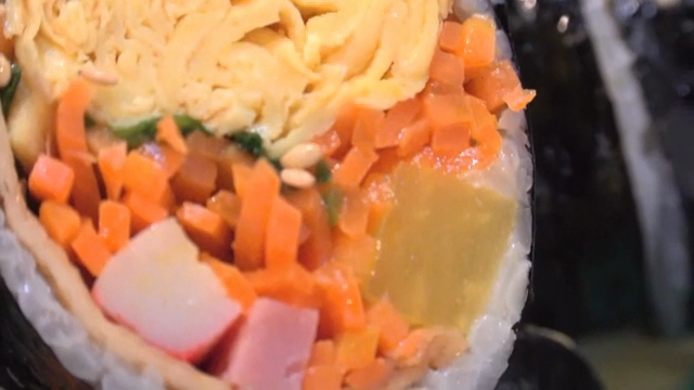 계란과 채소가 들어간 김밥