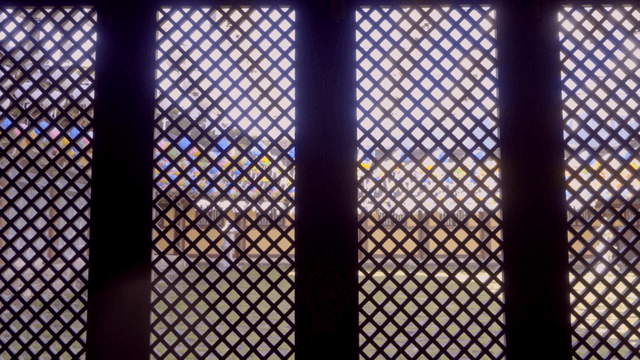 전통 한옥 창문과 다채로운 등불