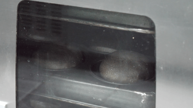 오븐에서 검은 빵이 구워지는 과정