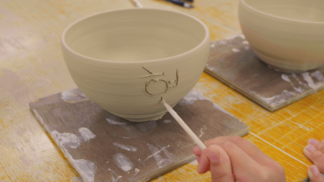 도자기 그릇에 새겨지는 귀여운 글씨