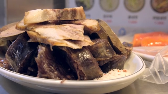 접시에 담긴 순대와 수육 한 접시