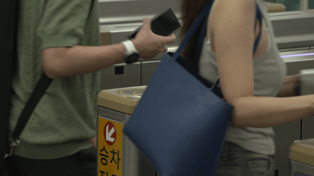 사람들이 오고가는 지하철역의 개찰구