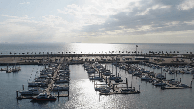 요트가 있는 마리나와 경치 좋은 바다 전망