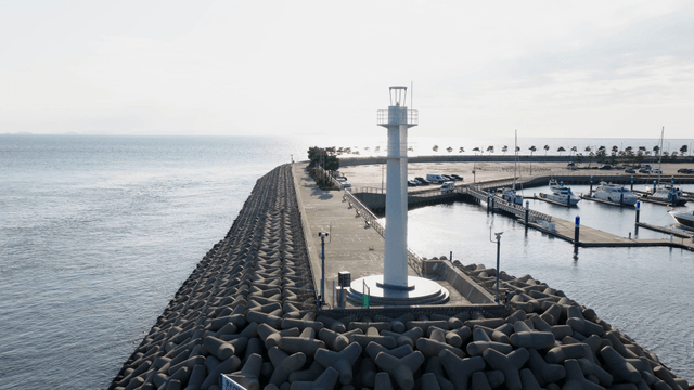 바다 옆 방파제에 있는 등대