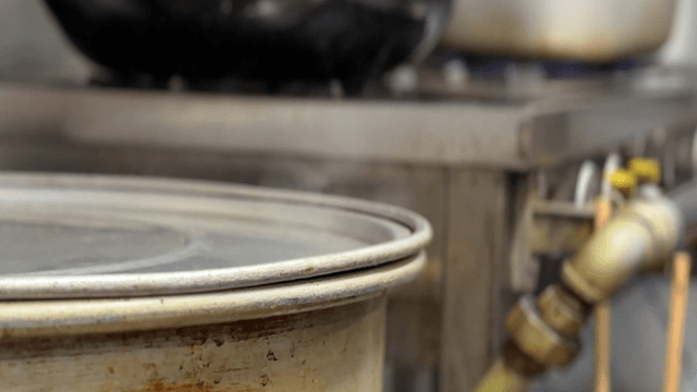 주방에 있는 뚜껑이 덮인 냄비