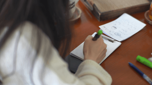 집중하며 낙서를 적는 여자