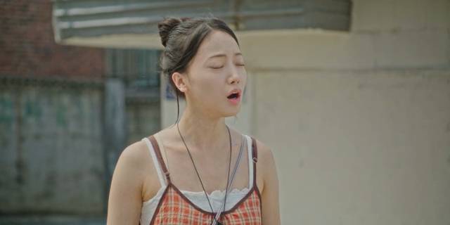 당황한 표정의 거리 위 여성