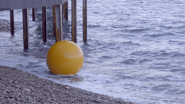 부두 옆 바다의 노란 부표