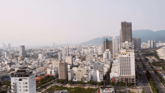 고층 건물과 해변이 있는 해안 도시