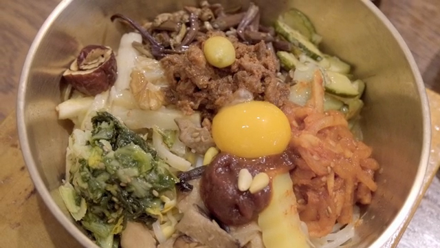 노른자가 올라간 비빔밥 한 그릇