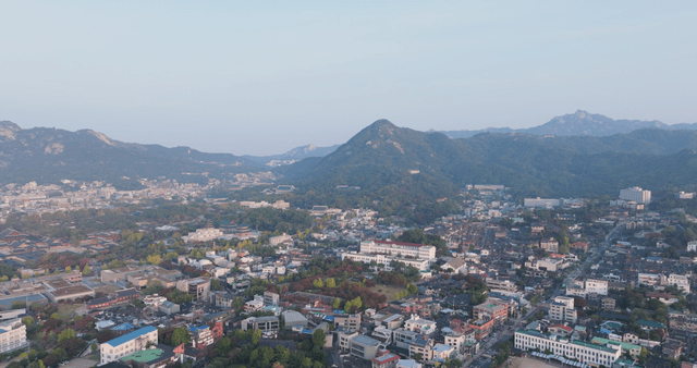 산을 배경으로 펼쳐진 조용한 마을 전경