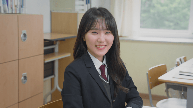 교실에서 미소 짓는 학생