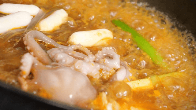 Seafood braised chicken with octopus and rice cake