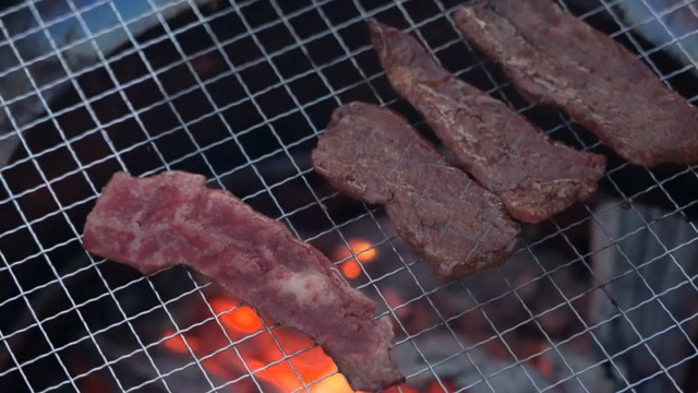 바비큐 그릴에서 고기 굽기