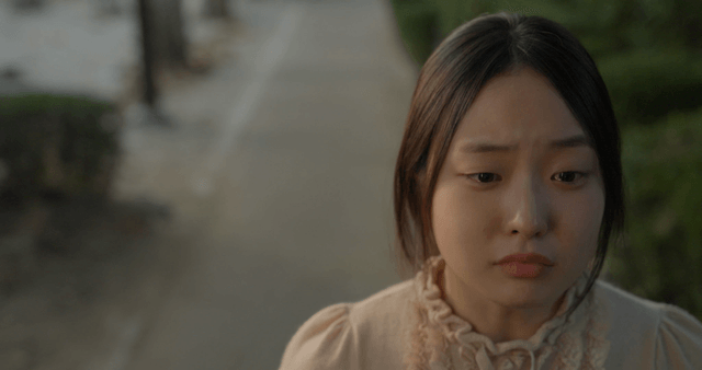 인도에서 슬퍼 보이는 젊은 여성