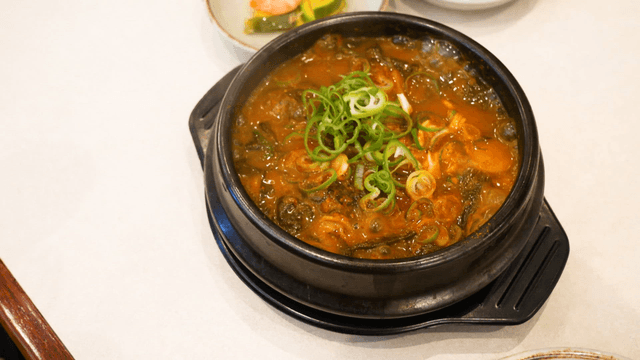 Boiling kimchi stew in earthen pot