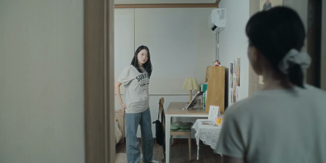 방 안의 딸과 대화하는 엄마