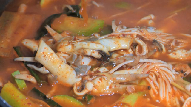 Spicy razor clam jjigae with vegetables