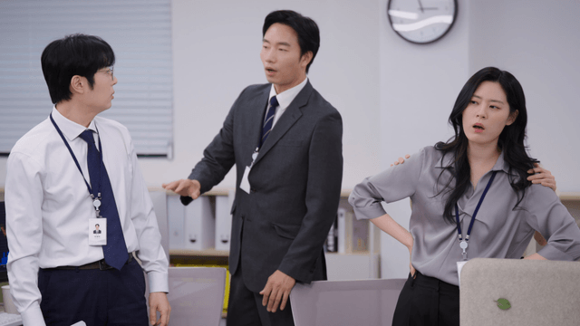 Two employees fighting fiercely in the office