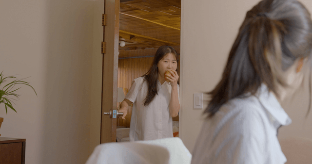 아늑한 방에서 대화하는 두 소녀