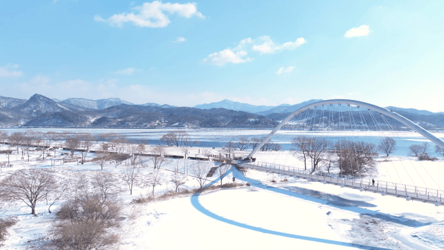 다리와 눈 덮인 풍경