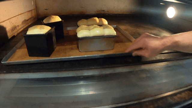 오븐에 들어가는 네모난 식빵 반죽