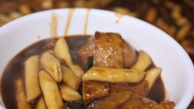 그릇에 담긴 계란과 떡볶이