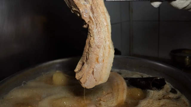 Boiling pork belly in a pot