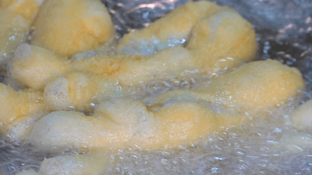 뜨거운 기름에 튀겨지는 꽈배기