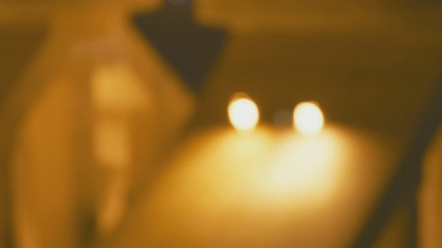 흐릿한 강물 위로 번지는 밤 조명