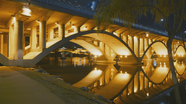 강에 비친 조명이 켜진 다리