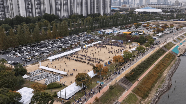 많은 사람들이 모인 대규모 야외 행사