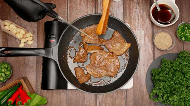 Cooking marinated meat in a pan