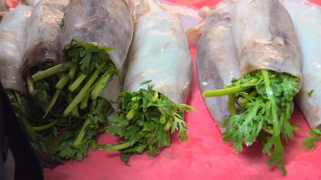 Squid stuffed with fresh crown daisy