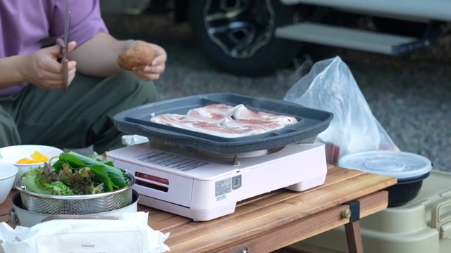 야외에서 고기 굽기