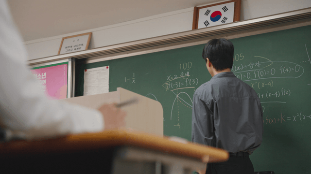 칠판에 수학을 설명하는 선생님
