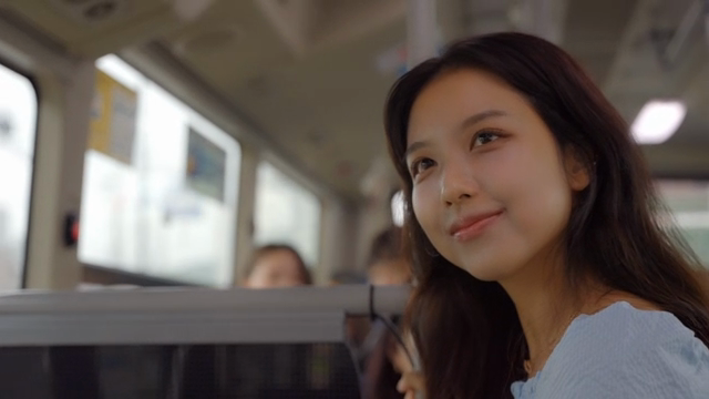 버스에서 즐거운 시간을 보내는 젊은 여성