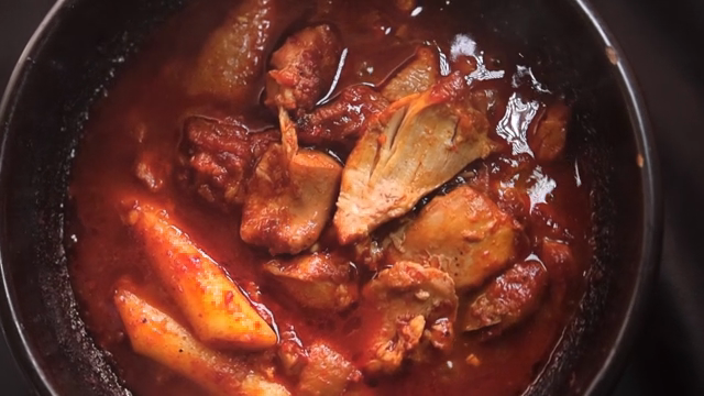Spicy braised chicken with rice cakes