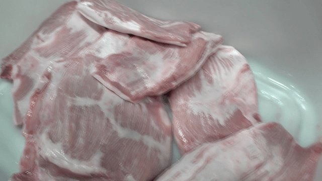 흰 용기에 담긴 생 돼지고기 통항정살