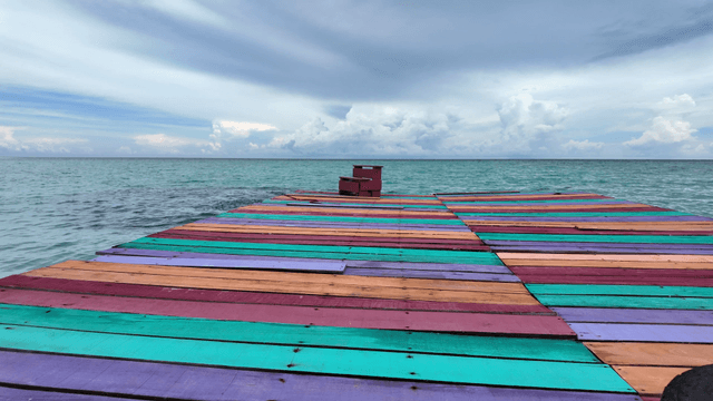 바다로 뻗은 다채로운 부두