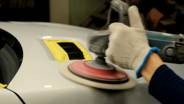 Car polishing process in a workshop